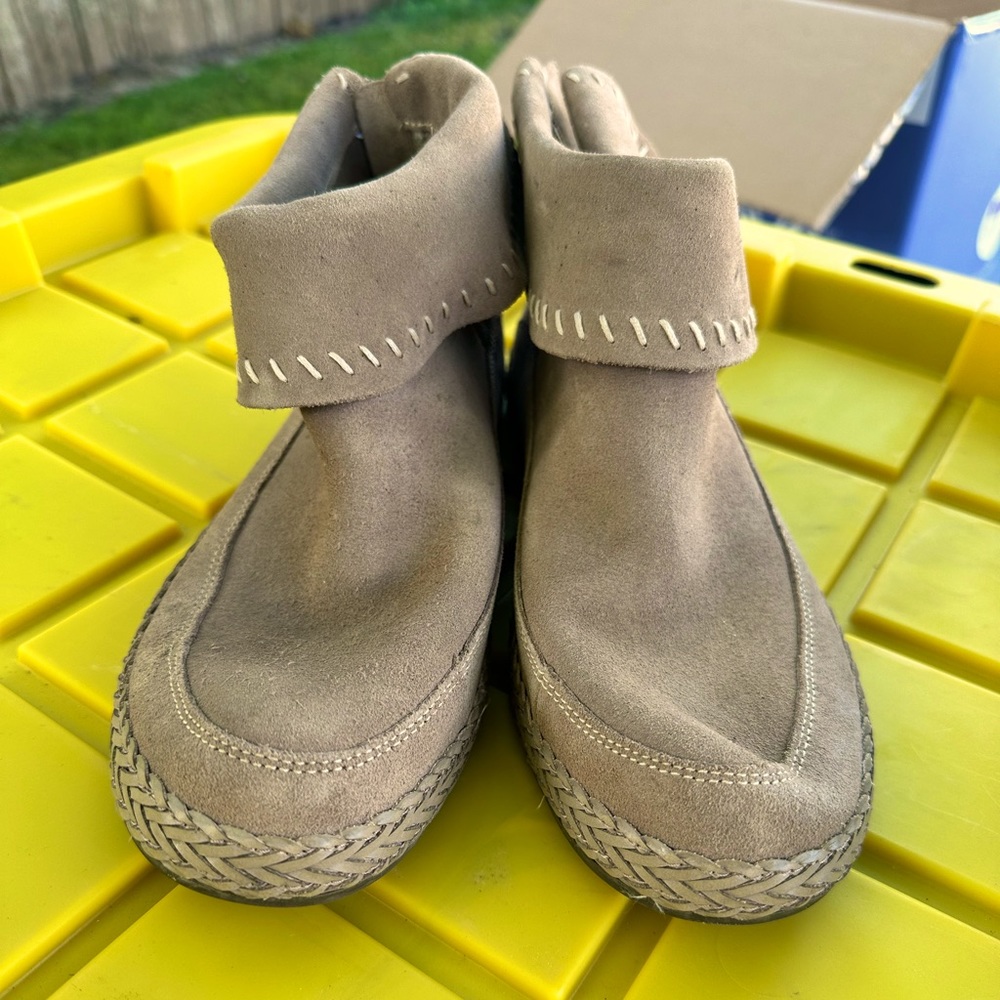 UGG boots, size 9! Only worn 2 times.
